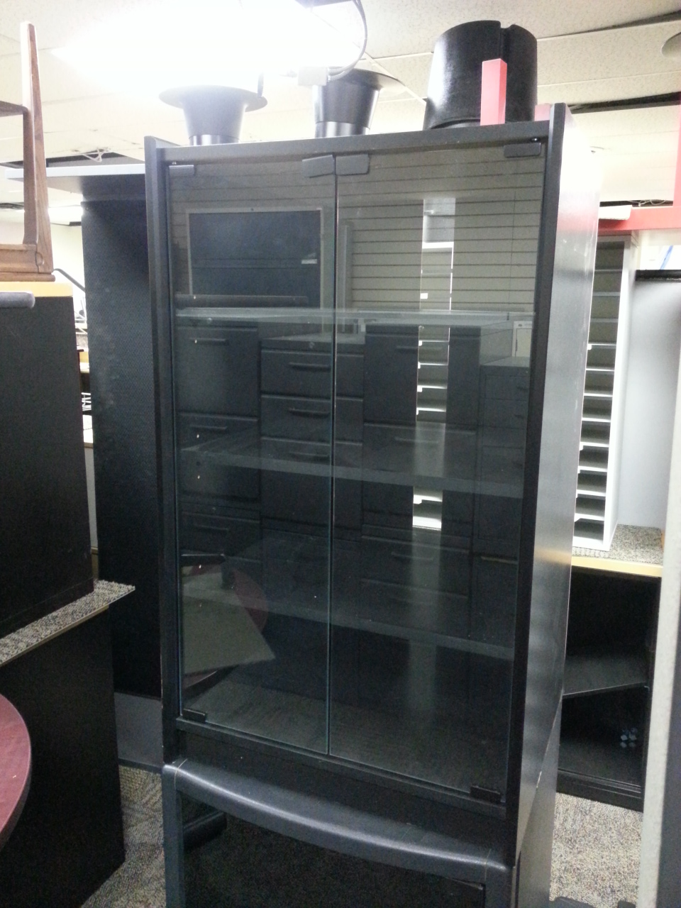 Stereo clearance display cabinet